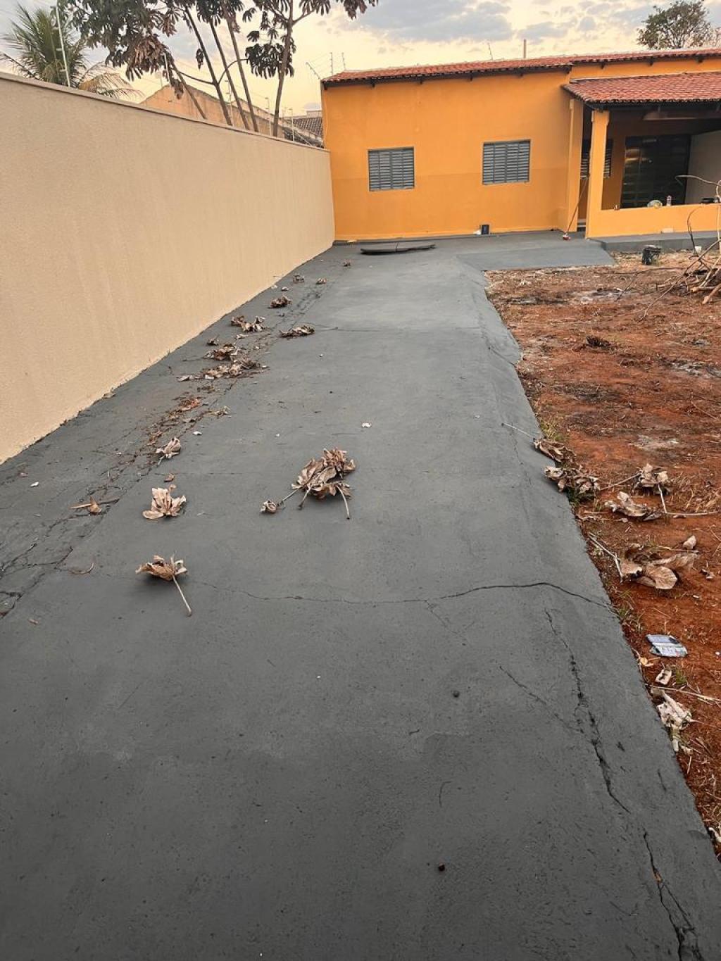 área de serviço e amplo quintal na frente. Casa recém reformada