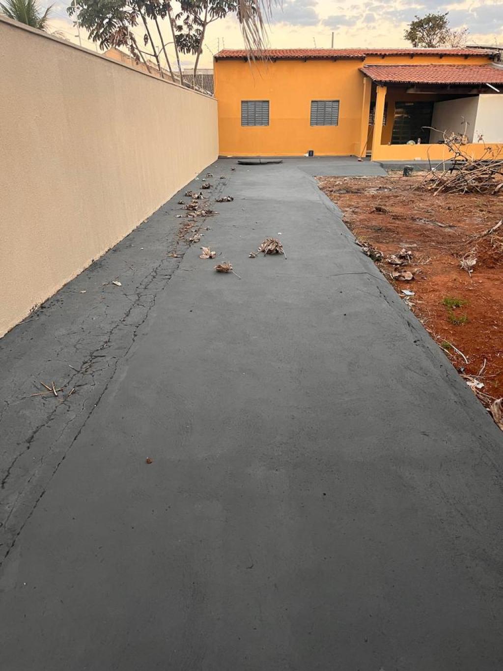 pintura nova.
Área total do lote 360m²
Área privativa da casa 65m²
Vagas para vários carros no quintal.
Casa residencial localizada próximo ao Jardins Madri