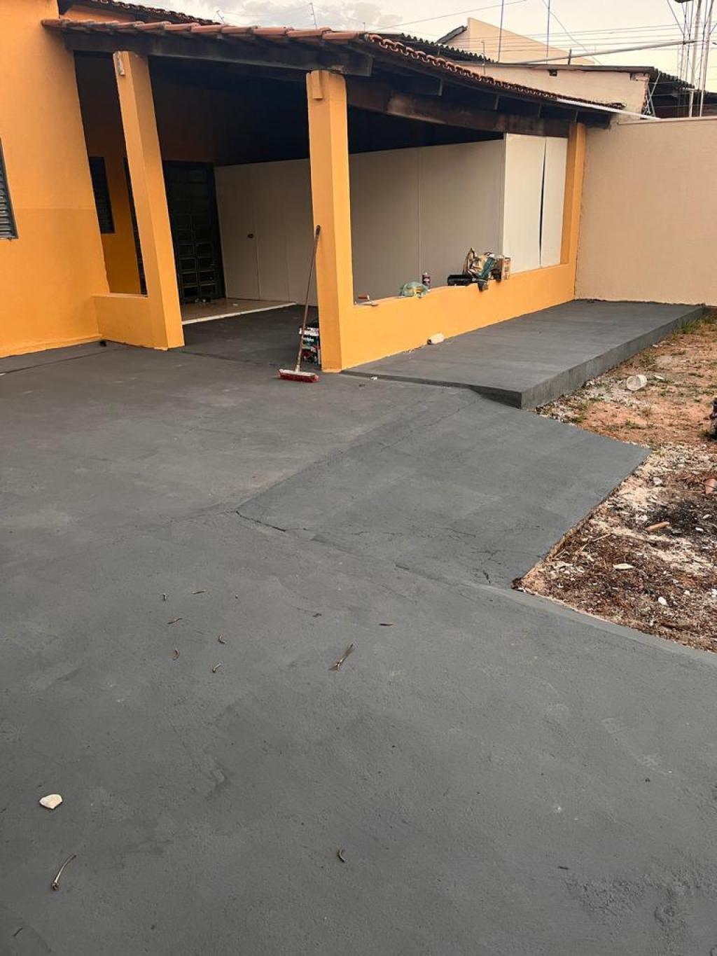 em avenida comercial de grande fluxo