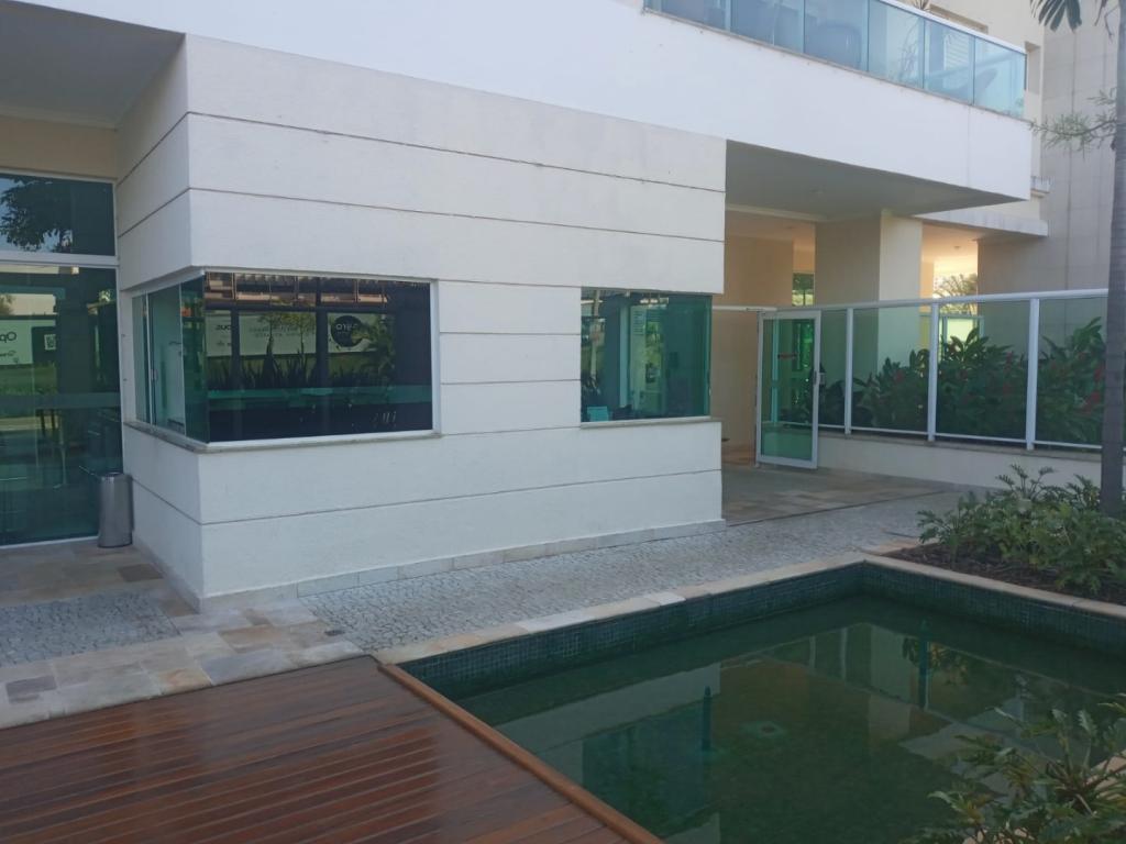 sendo uma máster com banheira de hidromassagem. Armários em 3 quartos. Cozinha completa em armários