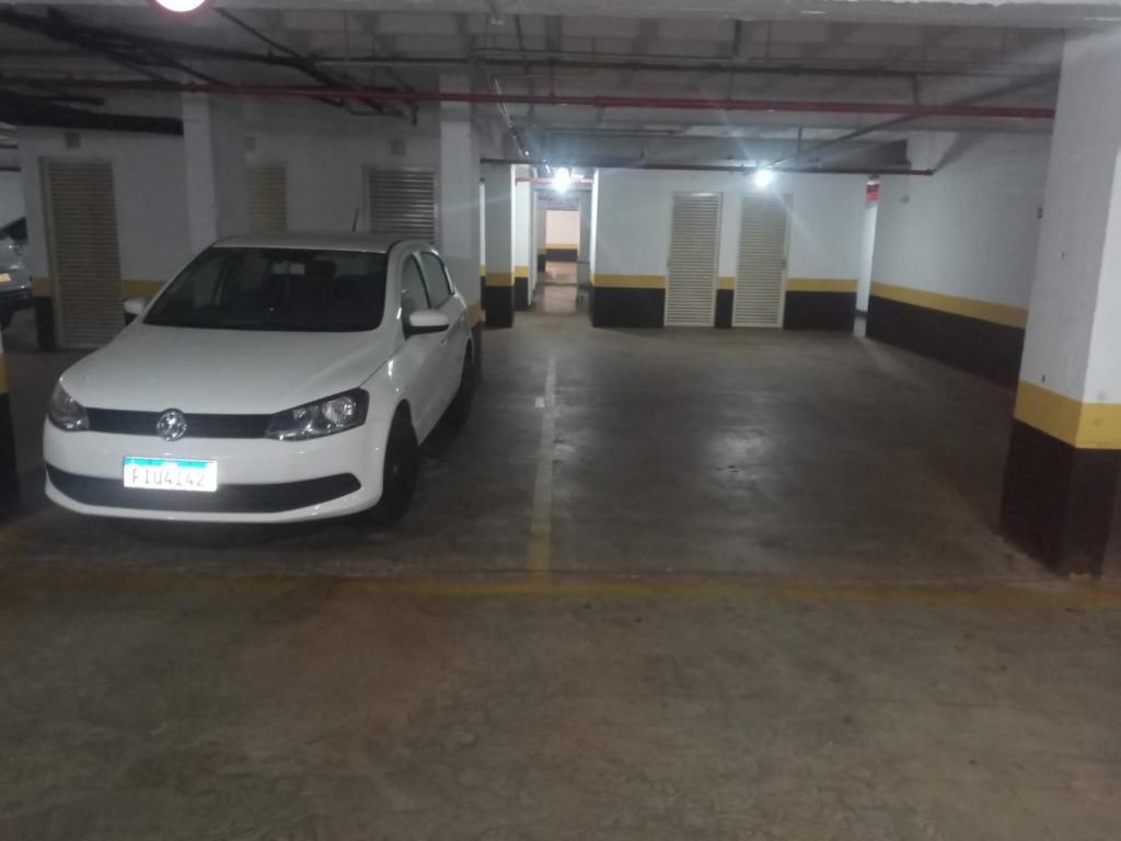 banheiro de serviço e laje técnica para ar condicionado.
Varanda fechada em com cortina de vidro com Churrasqueira a carvão.
3 vagas de garagem Boxes n° 166/166A e 167 subsolo 1.
Escaninho n° 81 subsolo 1.
O Edifício Sky Life oferece uma área de lazer completa