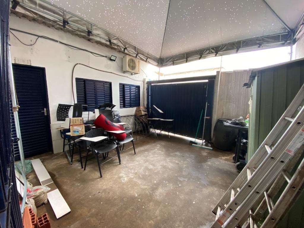 um escritório.
Aluguel: R$ 8.500/mês.
Venda: R$ 850.000