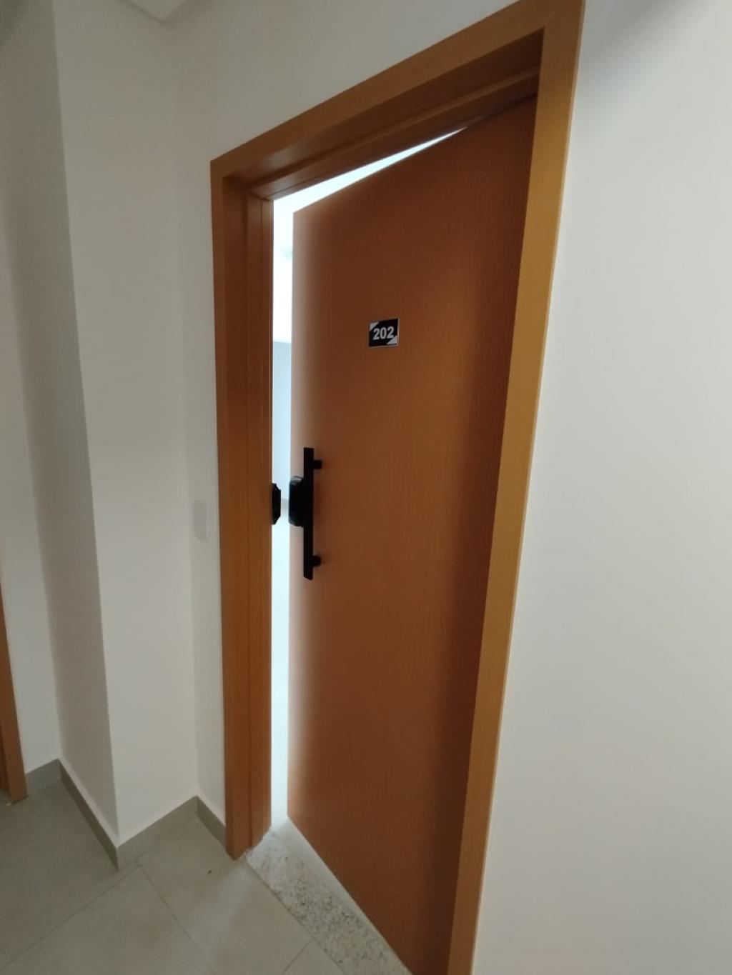 ambientes bem iluminados e 1 vaga de garagem.
Condomínio com área de lazer no rooftop e churrasqueira a carvão.
Conforto