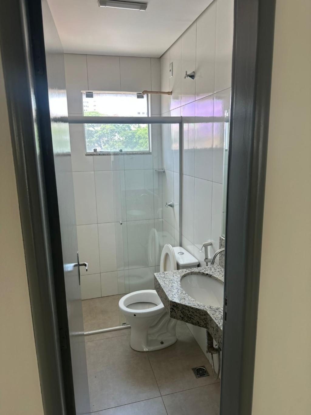 laboratórios e diversos segmentos que buscam estrutura moderna e ótima visibilidade.
Características do imóvel:
Área construída: 242 m²
Pavimento térreo com amplo espaço e 1 banheiro
Pavimento superior com salas integradas